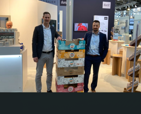 Jochen and Matthias at our booth and show the possibilities of digital printing with different variations of the vegetable box